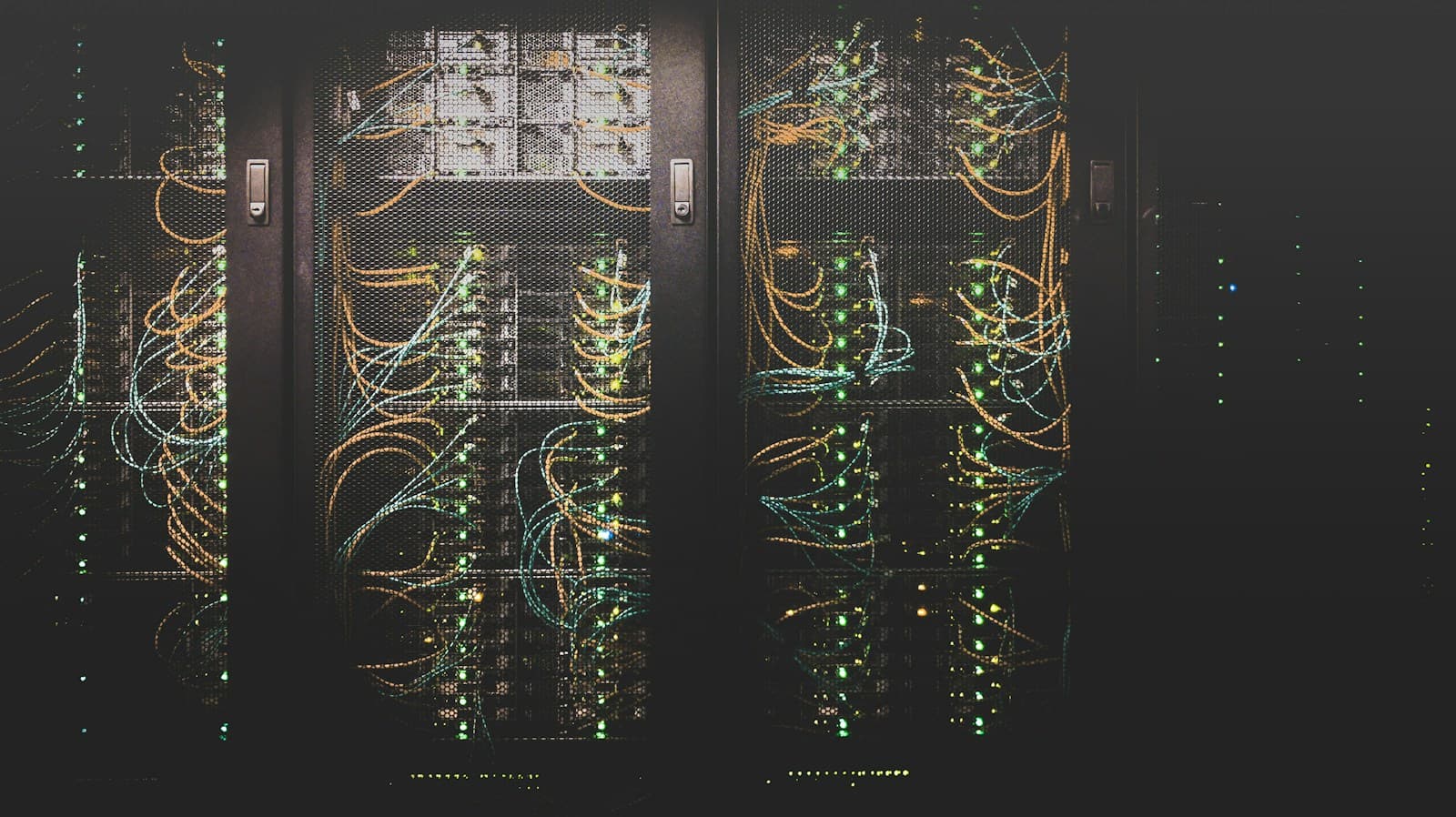 Baies de serveurs et équipements réseau dans un datacenter